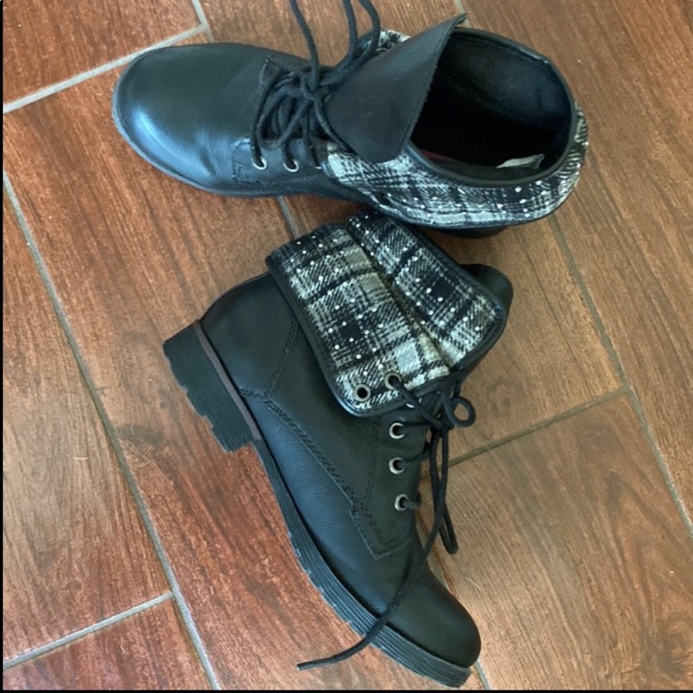 Size 7 black plaid boots